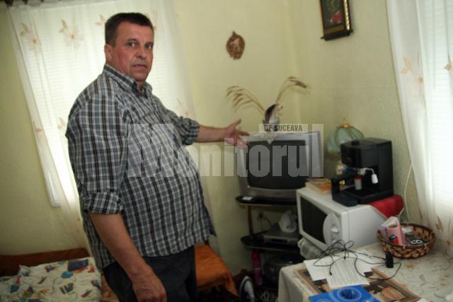 Corneliu Mureş Sandu: ”Vorbeam cu o vecină la telefon şi am auzit bum din casă. Mi s-a dus maşina de spălat”