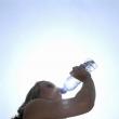 Medicii recomandă evitarea expunerii la soare în zilele caniculare şi consumul de lichide