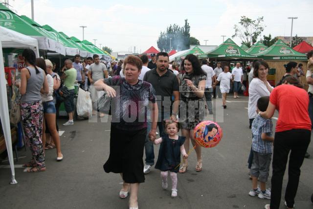 Sucevenii au venit în număr mare în parcarea Iulius Mall Suceava