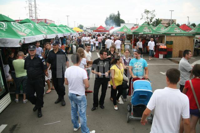 Sucevenii au venit în număr mare în parcarea Iulius Mall Suceava