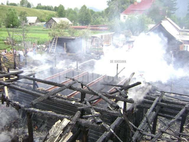 Un incendiu deosebit de puternic a izbucnit ieri în comuna Putna