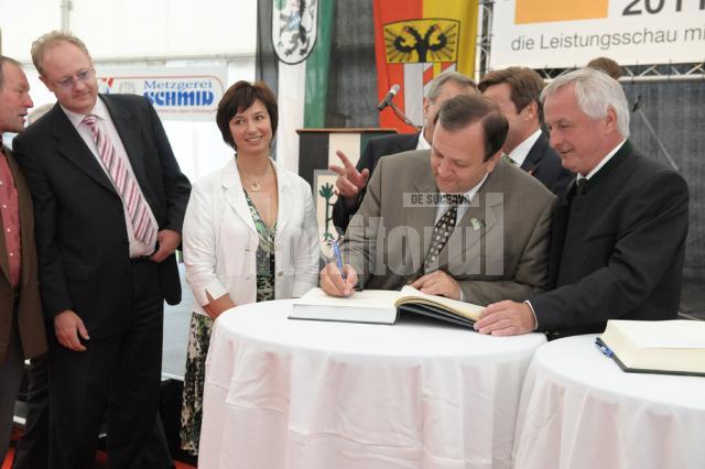 Preşedintele CJ Suceava, Gheorghe Flutur, alături de preşedintele Regiunii Schwaben, Jurgen Reichert