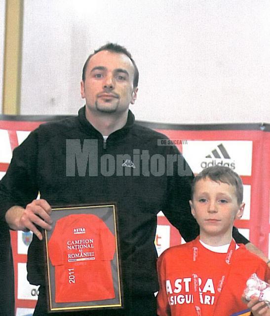 Antrenorul Bogdan Roşcăneanu, alături de campionul Florin Pitic