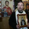 Preotul Mihai Maghiar ţinând în mâini icoana adusă din Ucraina