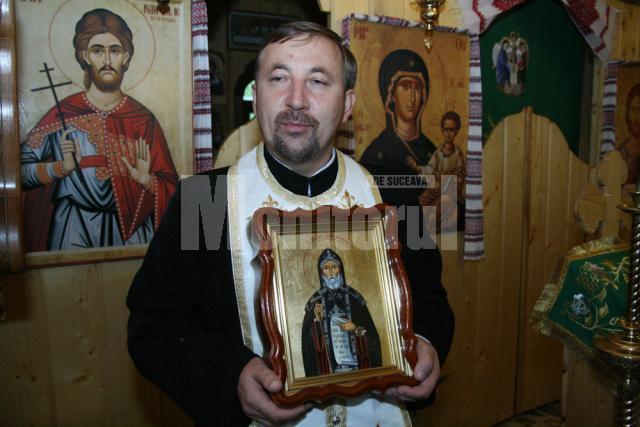Preotul Mihai Maghiar ţinând în mâini icoana adusă din Ucraina