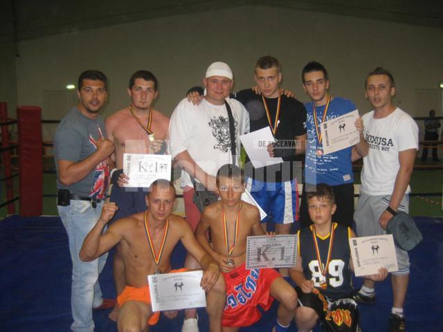Cei şase medaliaţi, alături de antrenorul Nicolae Moroşan (tricou alb, în mijloc)
