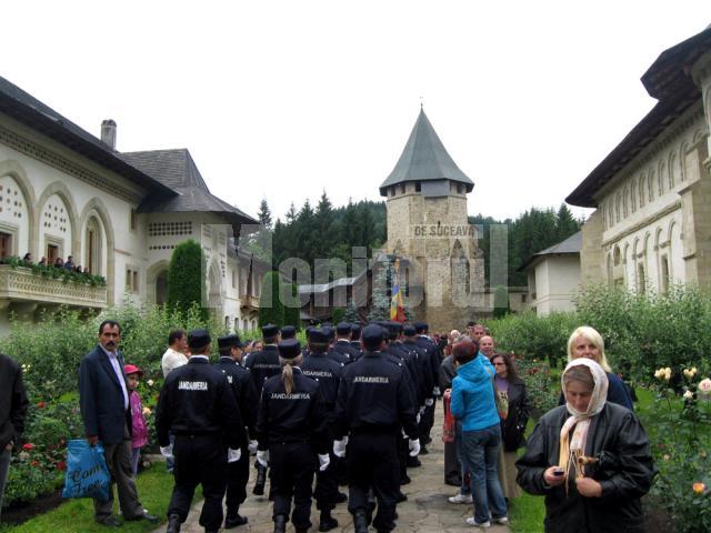 Curtea mănăstirii a fost plină de credincioşi care au venit să asiste la slujba oficiată de un sobor de preoţi