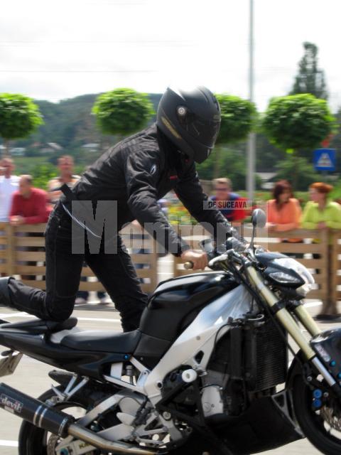 Demonstraţii de echilibristică pe motoare puternice