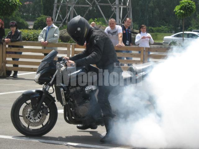 Motociclişti dornici de spectacol