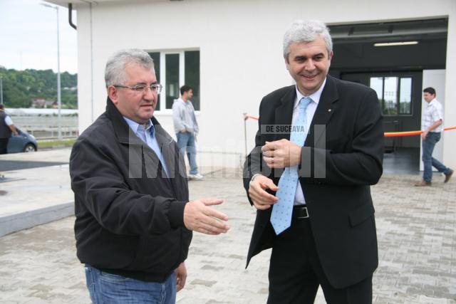 Primarul Ion Lungu şi directorul ACET, Ştefan Groza la inaugurarea staţiei de retenţie Mirăuţi