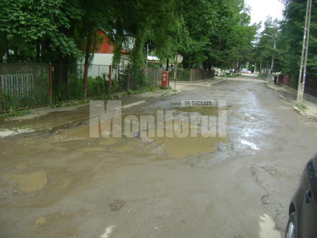 Aşa arată strada Trandafirilor, chiar lângă Poliţie