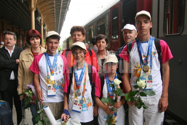 Elevii medaliaţi, alături de profesoara Veronica Budeanu