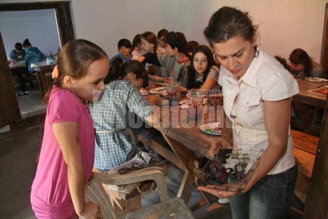 Artista plastică Oana Chilariu-Moruz verifică lucrările elevilor