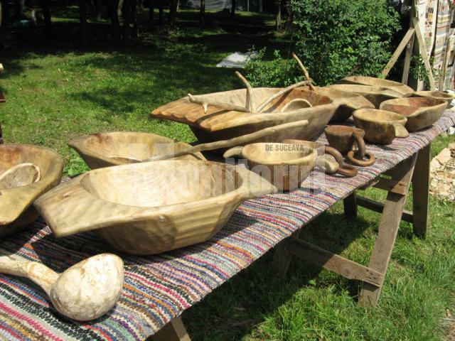 Obiecte gospodăreşti cioplite din lemn
