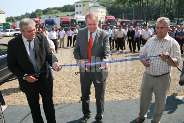 Taierea panglicii inaugurale a cladirii reprezentantei Scania