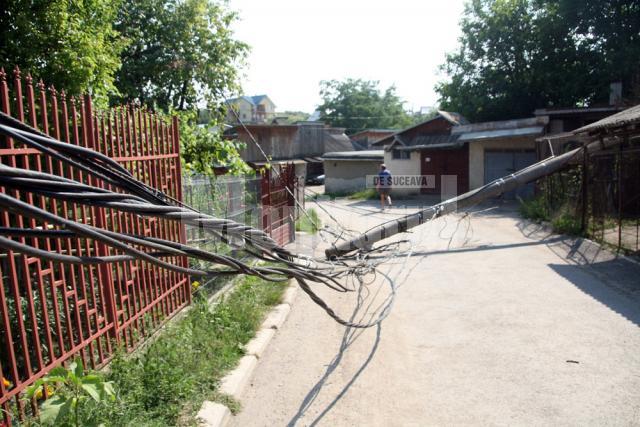 Stâlpul din beton, rupt de la bază