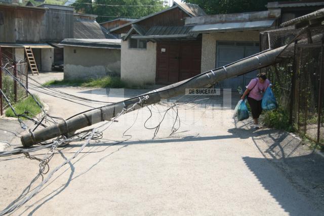 Stâlpul din beton, rupt de la bază