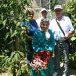 Asociaţia Pensionarilor CFR i-a oferit flori bătrânei şi un mic ajutor financiar