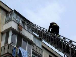 Un echipaj de pompieri a pătruns în apartament, cu ajutorul scării mecanice, pe geamul de la balcon