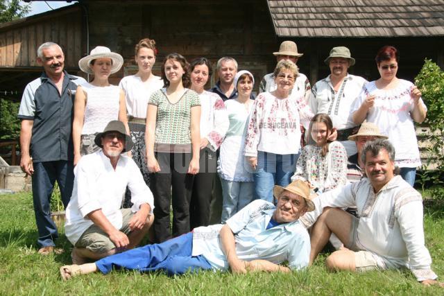Fotografie de grup cu meşterii din Tabăra de la Păltinoasa