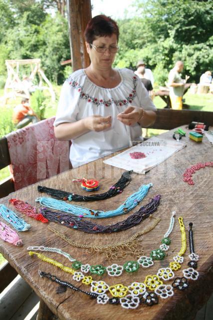Elena Gheorghian şi colierele realizate depă modelul găsit în lada bunicii