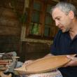 Ştefan Ciumaşu face o canoe din lemn