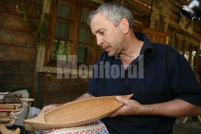 Ştefan Ciumaşu face o canoe din lemn