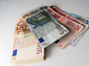O casieră de la o casă de schimb valutar din Gura Humorului a fost înşelată cu 2.600 de euro