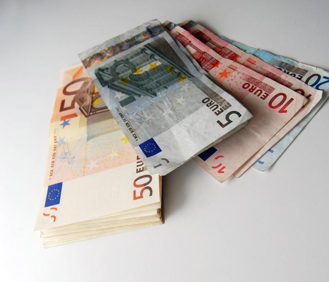 O casieră de la o casă de schimb valutar din Gura Humorului a fost înşelată cu 2.600 de euro