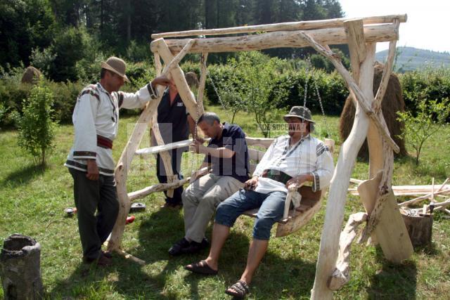 Toţi meşterii din tabără s-au relaxat  pe rând în leagănul construit de Vasile Neamţu
