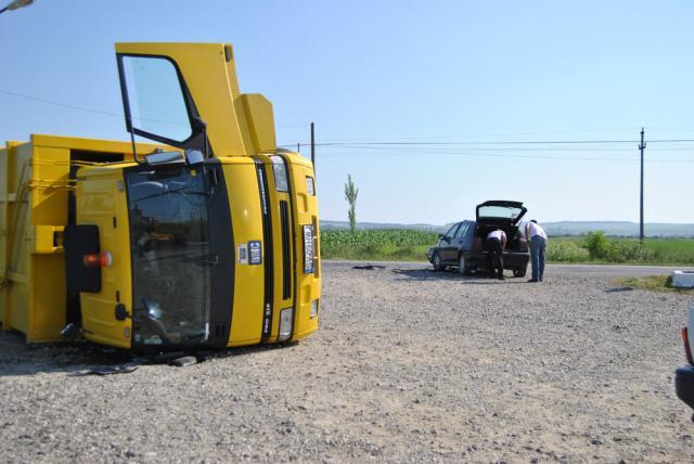 Lovită din lateral autoutilitara a fost proiectată în afara drumului. Foto: Andrei Buculei