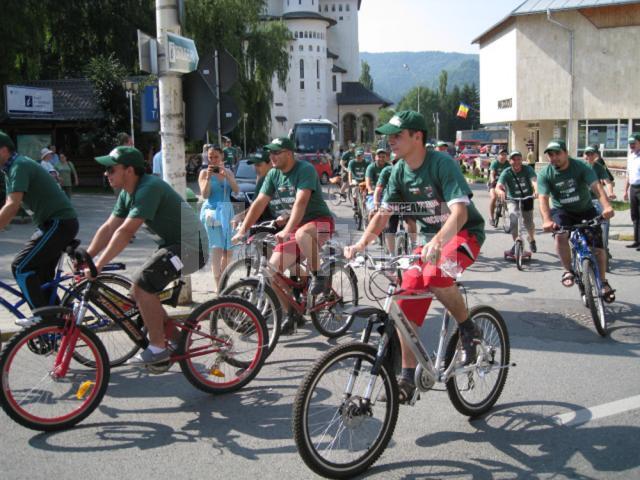 Peste o sută de tineri pelerini cu biciclete şi pe jos au plecat ieri de la Gura Humorului pe „drumurile smereniei”