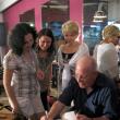 Ion Drăguşanul oferind cărţi cu autograf cititorilor