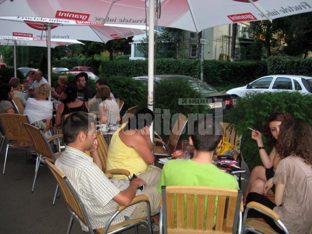 Participanţi la eveniment pe terasa Bizz Cafe