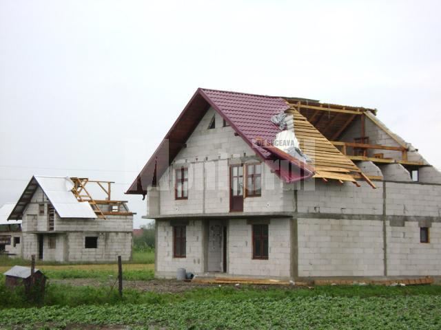 Vijelia a avariat acoperişurile a sute de case