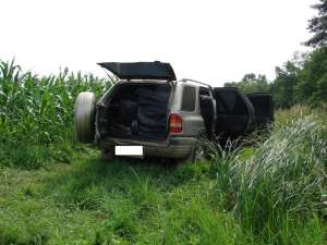 Maşina de teren a fost găsită abandonată într-un lan de porumb