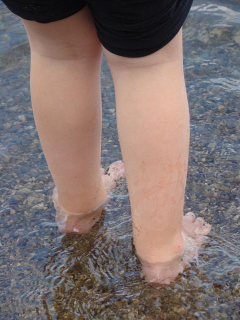 Specialiştii recomandă să purtaţi sandale pentru a evita tăieturile pe tălpi, iar dacă aveţi o rană, nu intraţi în apă. Foto: Shannon Pifko