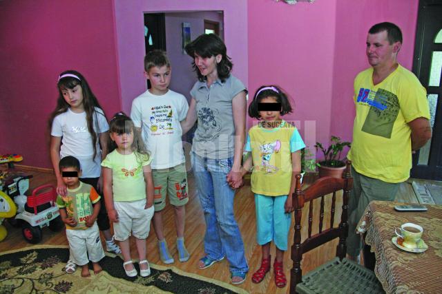 Trei copii părăsiţi de părinţi şi-au găsit o familie la Salcea