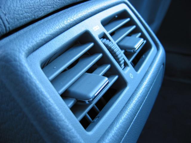 Între temperatura de afară şi cea din interiorul maşinii se recomandă o diferenţă de până la 5 grade. Foto: Denise C