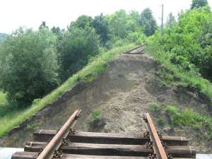 Calea ferată Suceava – Cacica a fost afectată de inundaţiile din iunie 2010