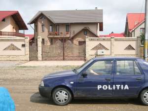 Maşina poliţiei în faţa vilei lui Maximilian Croitoru