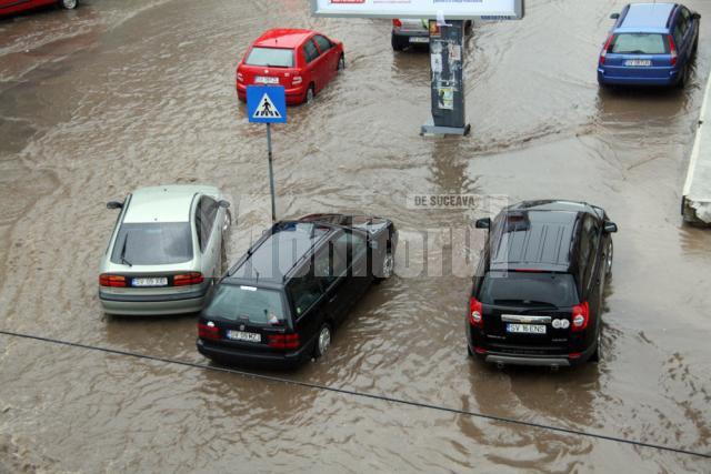 Străzile oraşului s-au umplut de apă