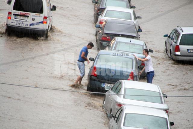 Străzile oraşului s-au umplut de apă