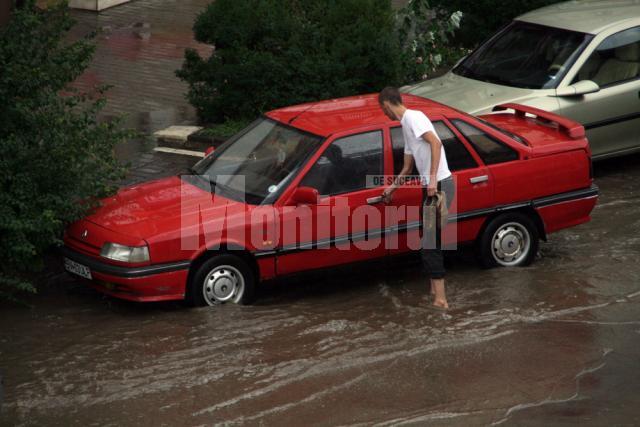 Străzile oraşului s-au umplut de apă