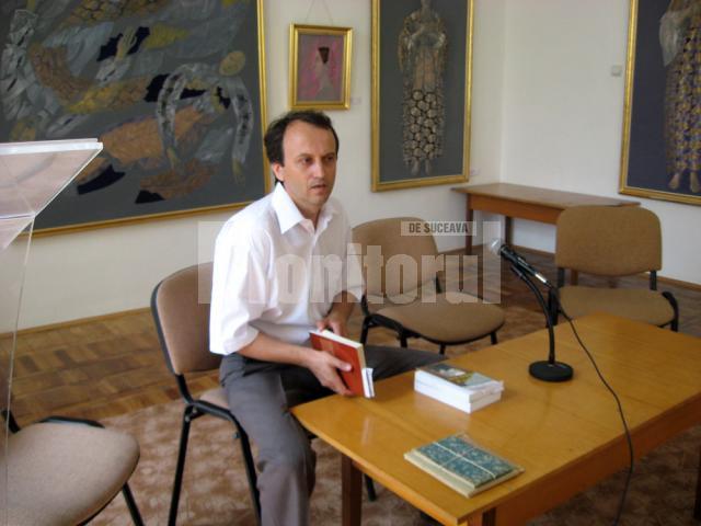 Mircea A. Diaconu prezentând câteva cărţi şi documente inedite