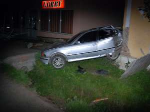 Un BMW scăpat de sub control s-a izbit puternic de o casă, la Straja