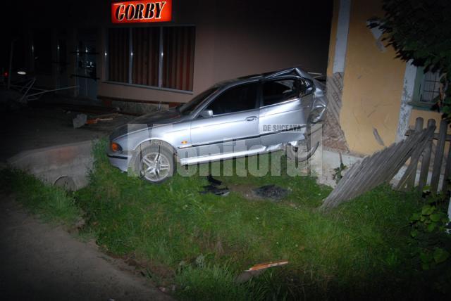 Un BMW scăpat de sub control s-a izbit puternic de o casă, la Straja