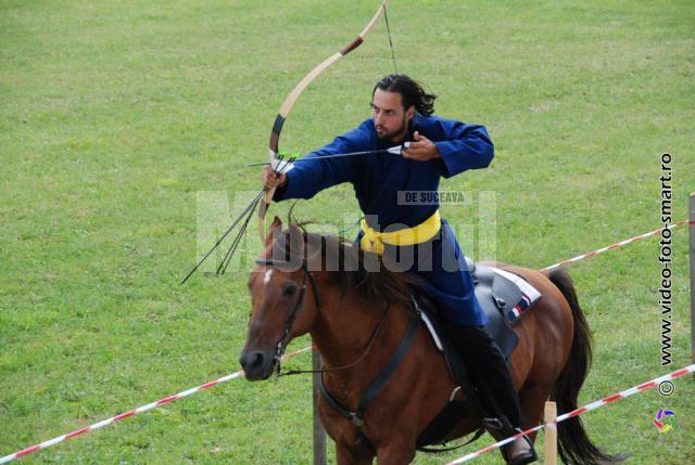 Actorul Denis Ştefan - Demonstraţie de tras cu arcul călare
