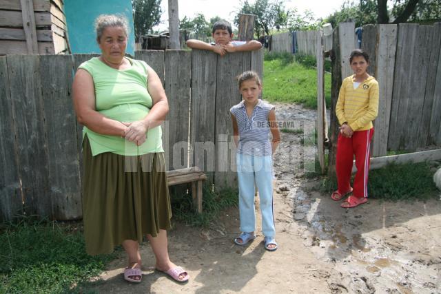 Capitolina Slabu împreună cu cei trei copii care vor să meargă la şcoală