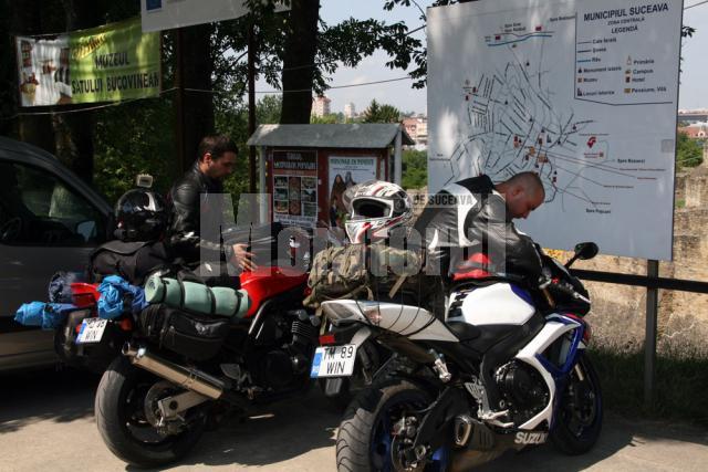 De la Suceava cei doi bikeri au plecat spre judeţul Neamţ
